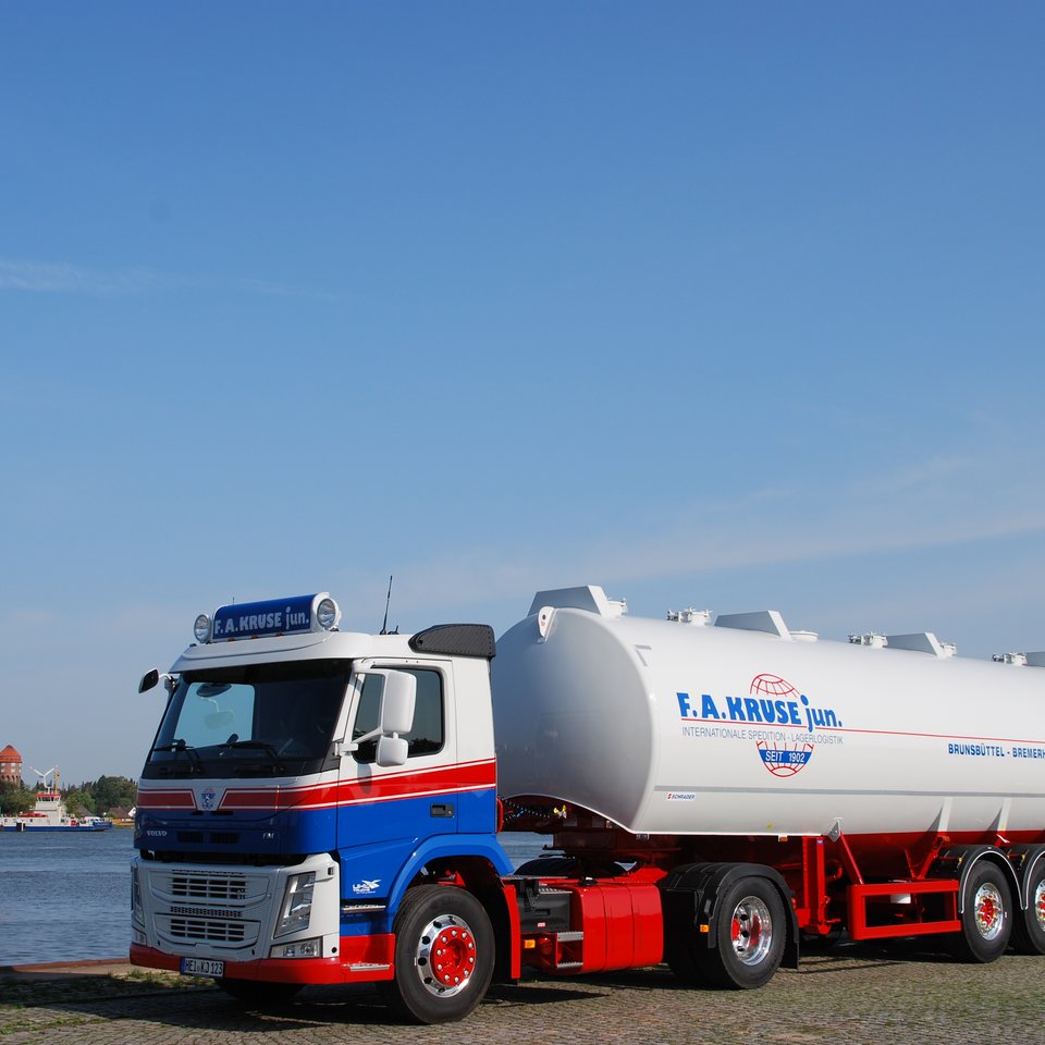 Tanklastzug der Spedition Kruse vor blauem Himmel, geparkt an einem Gewässer