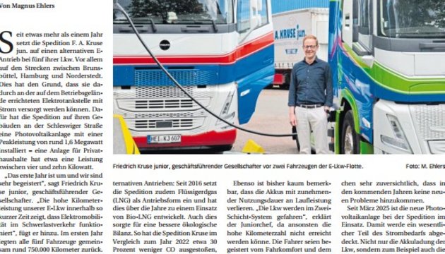 Zeitungsartikel mit Foto von zwei LKWs und einem Mann dazwischen vor einem Firmengebäude.